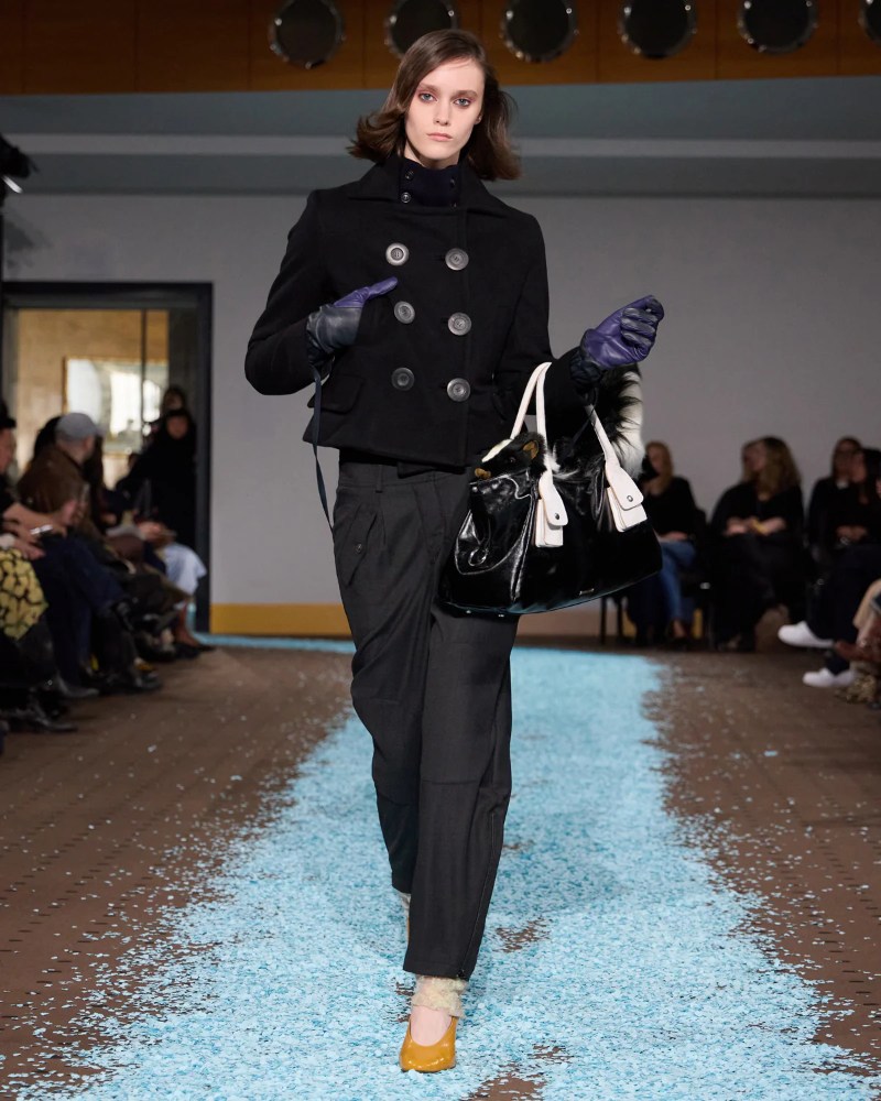 Revive tu niñez con los uniformes formales de Paloma Wool