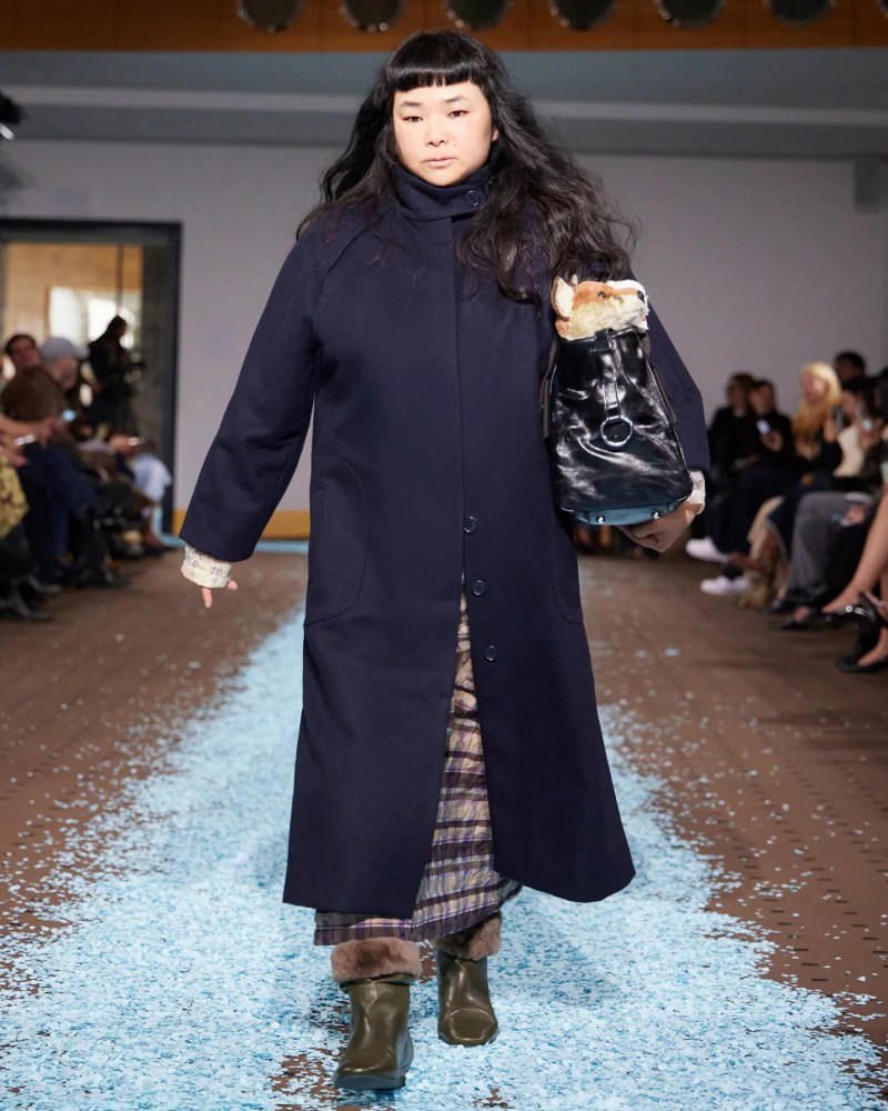 Revive tu niñez con los uniformes formales de Paloma Wool