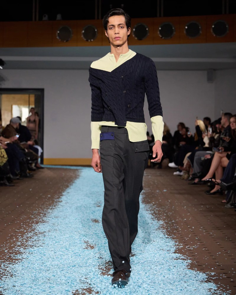 Revive tu niñez con los uniformes formales de Paloma Wool