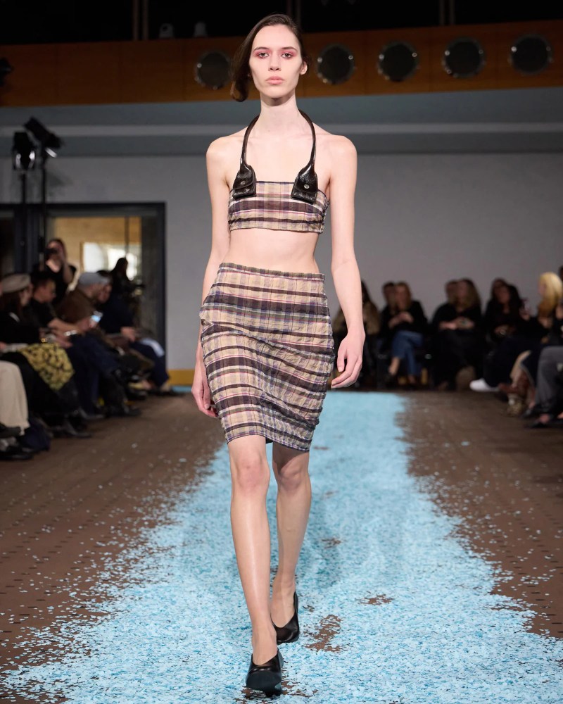 Revive tu niñez con los uniformes formales de Paloma Wool