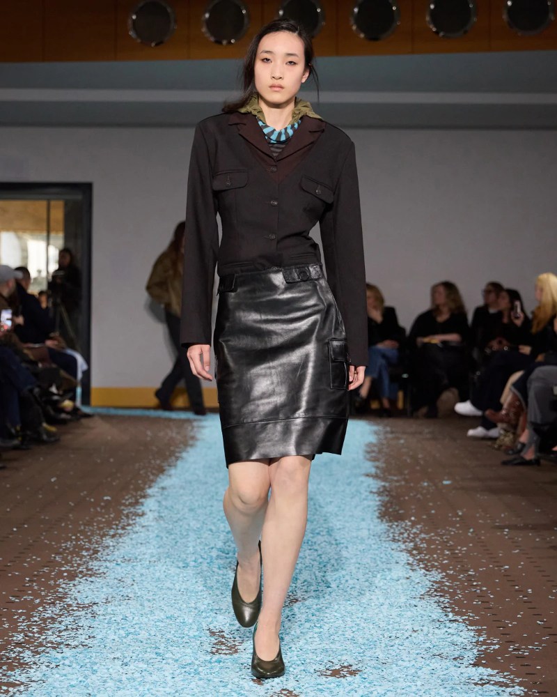 Revive tu niñez con los uniformes formales de Paloma Wool