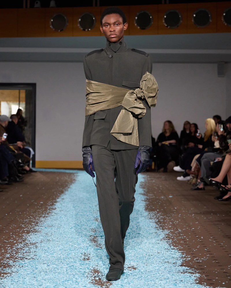 Revive tu niñez con los uniformes formales de Paloma Wool