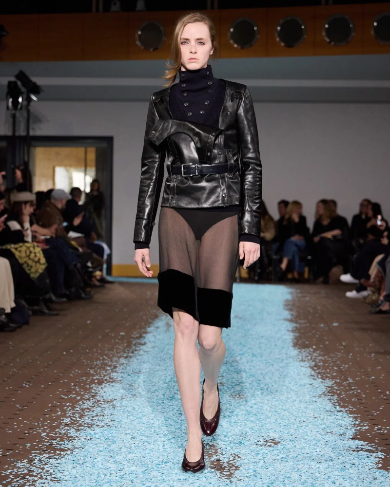 Revive tu niñez con los uniformes formales de Paloma Wool