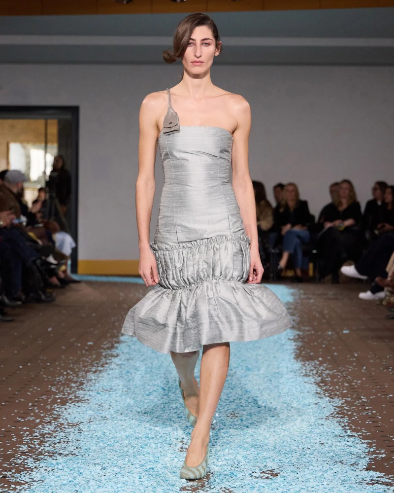 Revive tu niñez con los uniformes formales de Paloma Wool