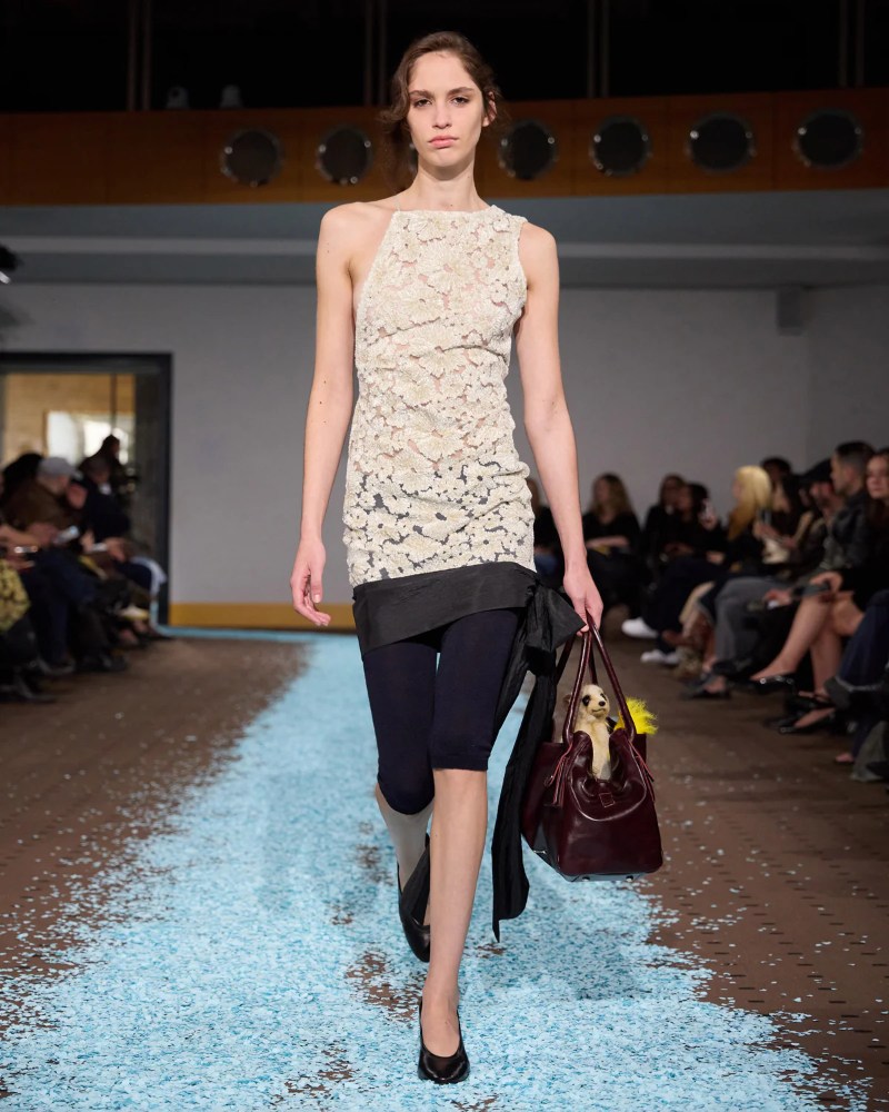 Revive tu niñez con los uniformes formales de Paloma Wool