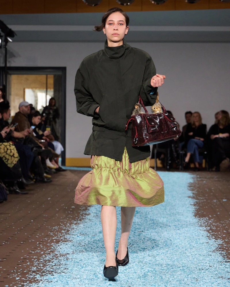 Revive tu niñez con los uniformes formales de Paloma Wool