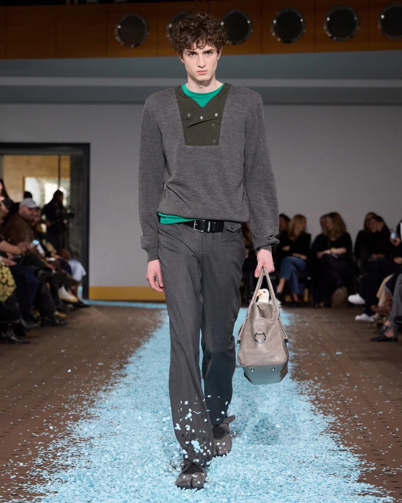 Revive tu niñez con los uniformes formales de Paloma Wool