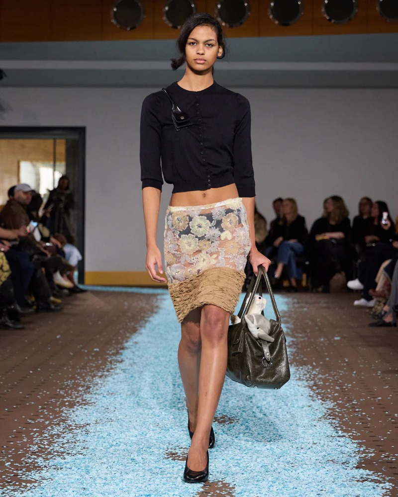 Revive tu niñez con los uniformes formales de Paloma Wool