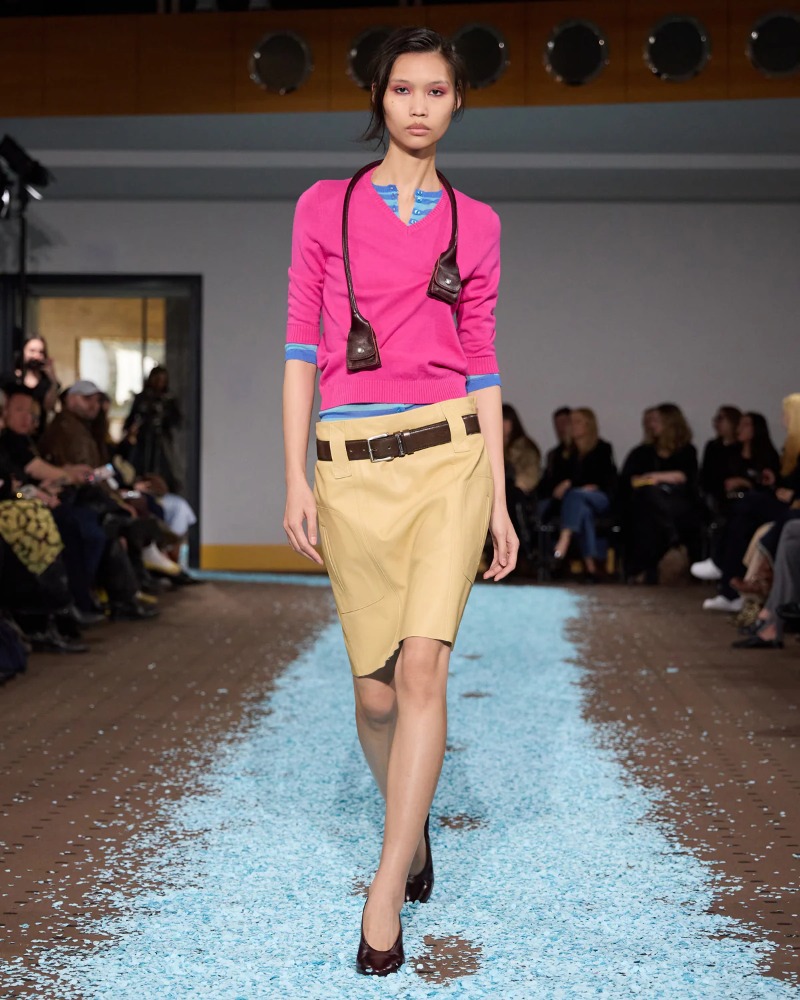 Revive tu niñez con los uniformes formales de Paloma Wool