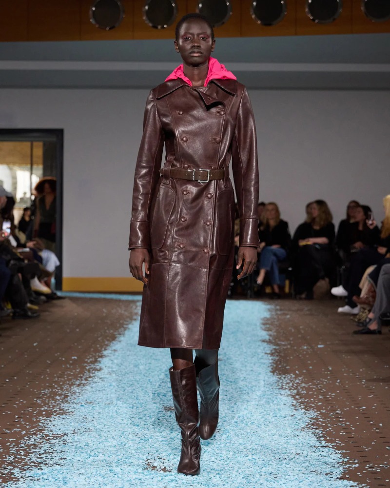 Revive tu niñez con los uniformes formales de Paloma Wool