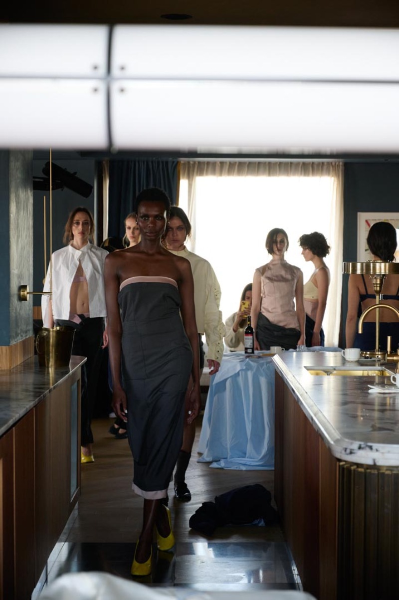 E·R·A·X explora el movimiento con moda tensada y expuesta