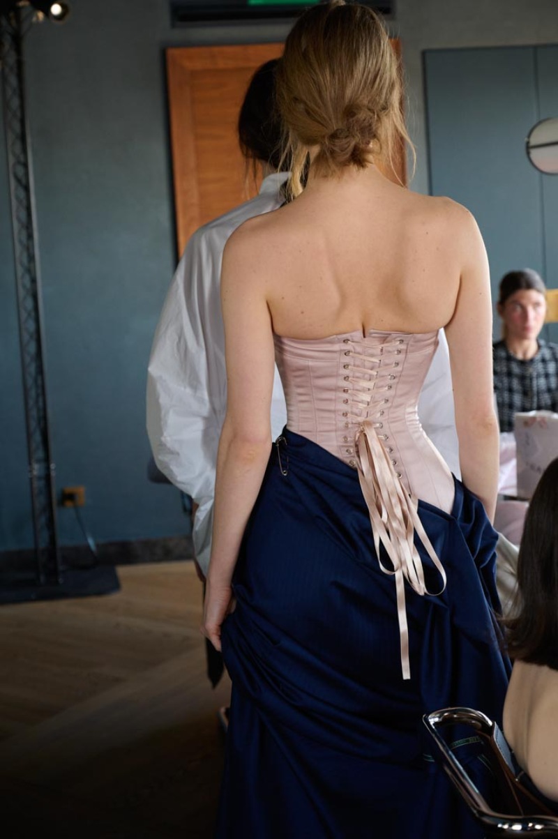 E·R·A·X explora el movimiento con moda tensada y expuesta