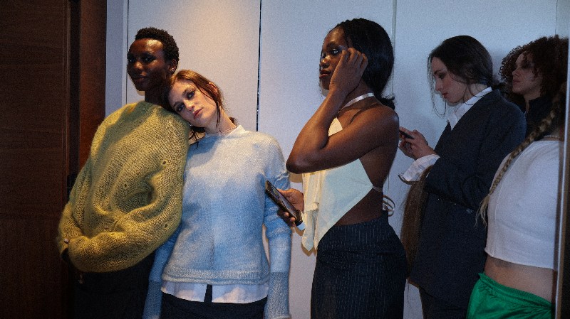 E·R·A·X explora el movimiento con moda tensada y expuesta