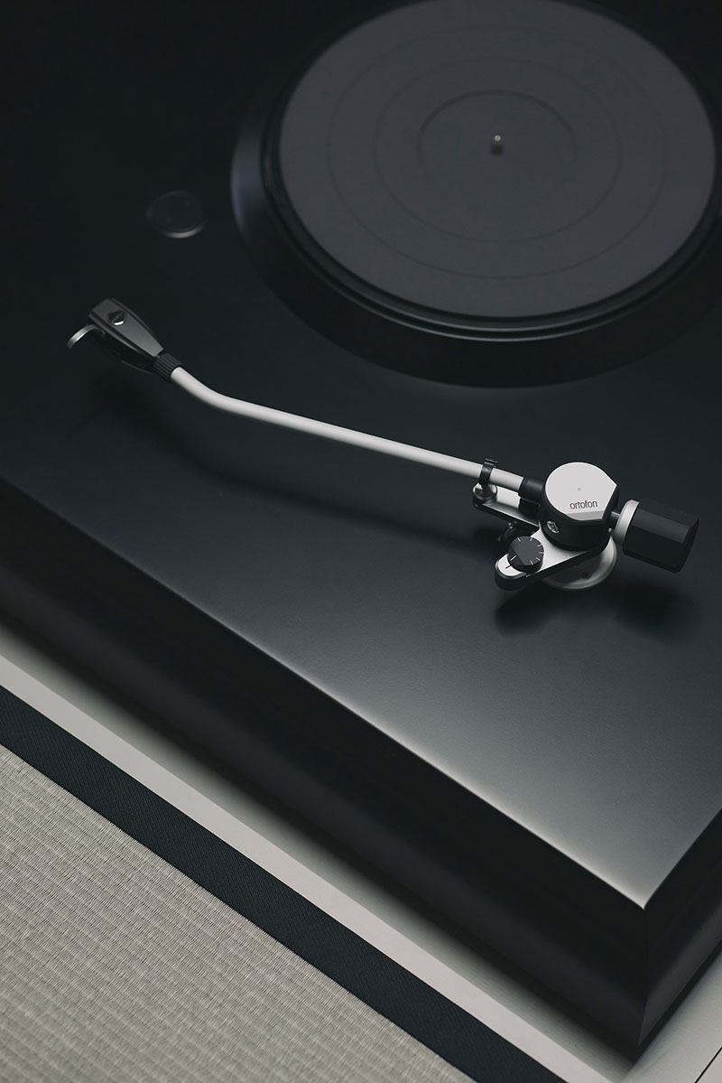 Devon Turnbull / OJAS hace sonar la madera en su exposición