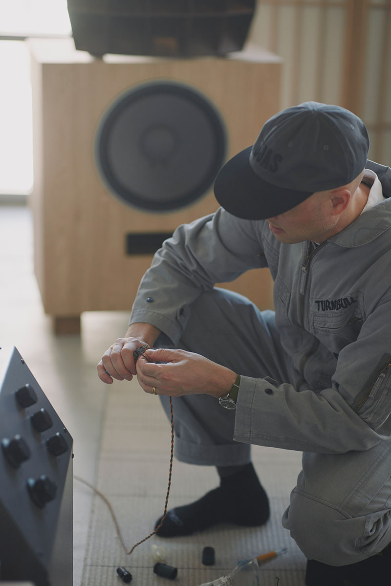 Devon Turnbull / OJAS hace sonar la madera en su exposición