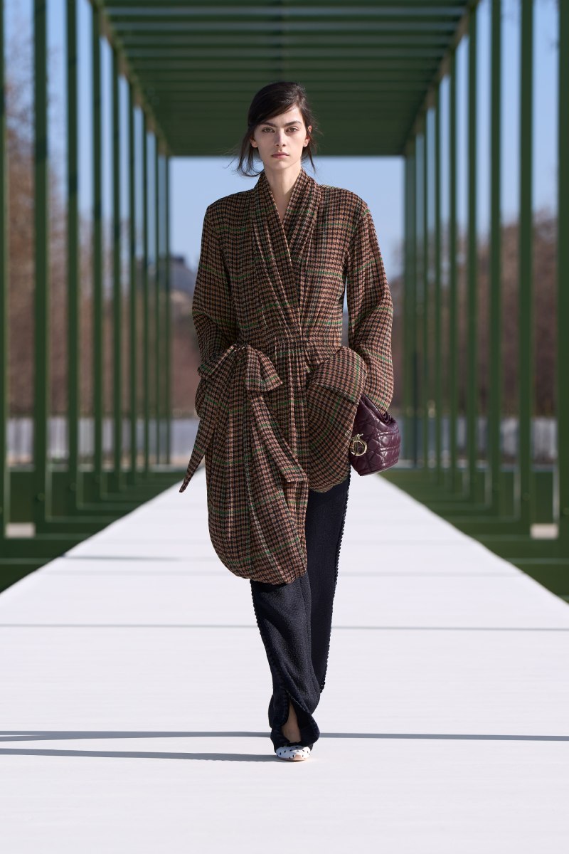 Jonathan Anderson presenta un new New Look para Dior