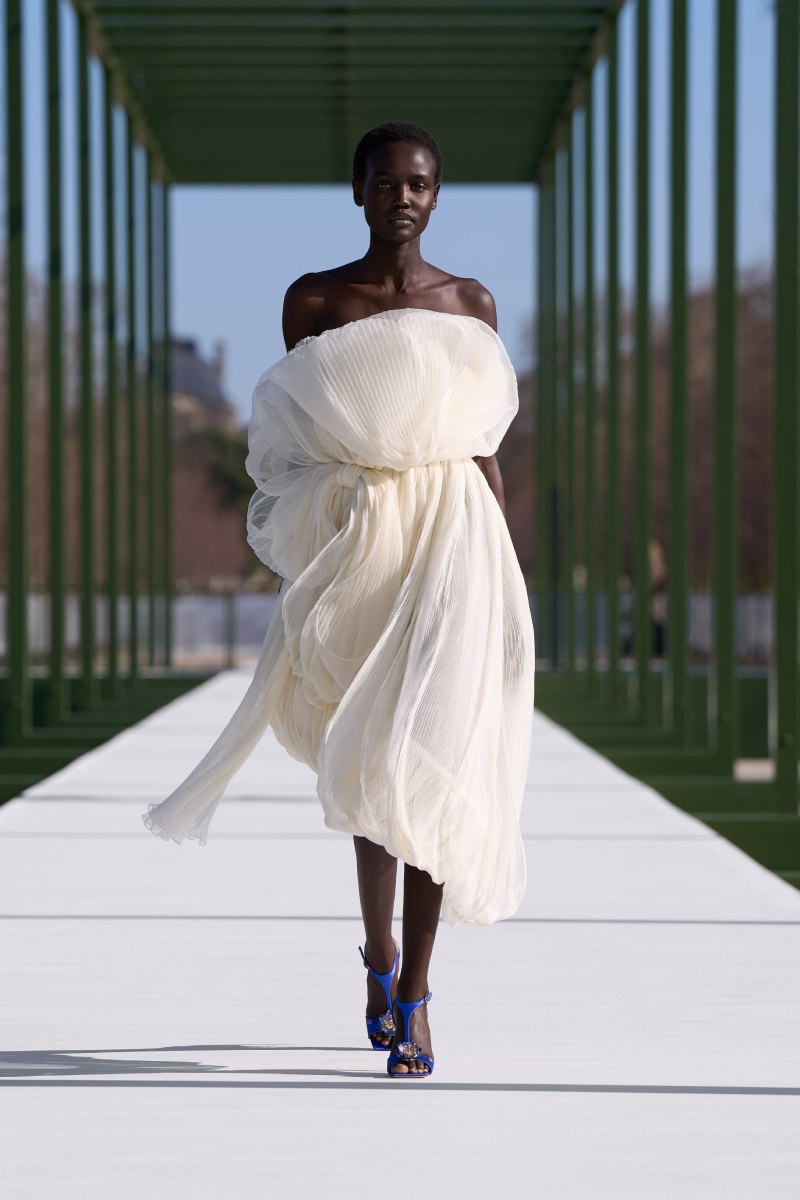 Jonathan Anderson presenta un new New Look para Dior