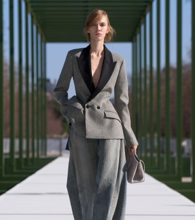 Jonathan Anderson presenta un new New Look para Dior