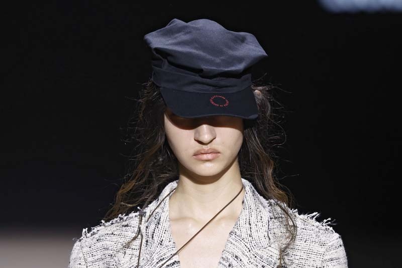 La tribu simbólica de Eaftimos triunfa en la pasarela EGO