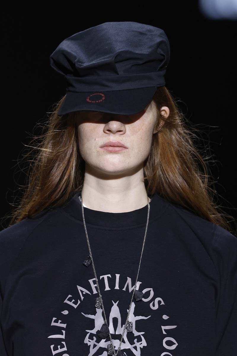 La tribu simbólica de Eaftimos triunfa en la pasarela EGO