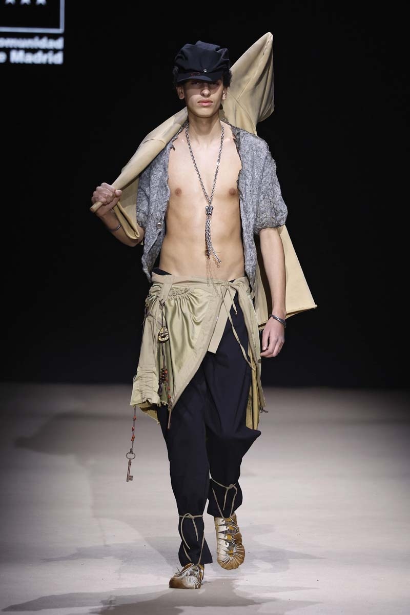 La tribu simbólica de Eaftimos triunfa en la pasarela EGO