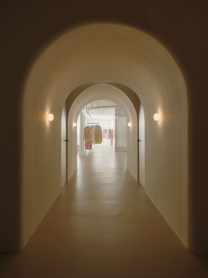 Isern Serra diseña el Eiko Ai Showroom, un lugar cambiante