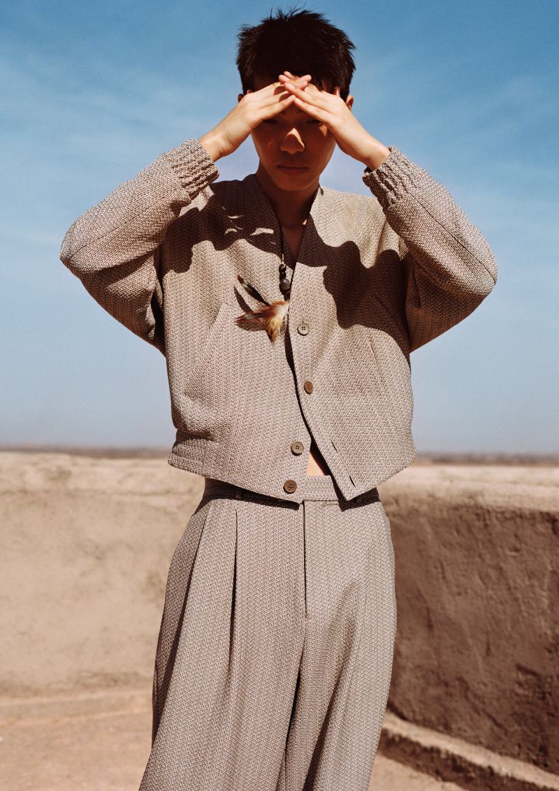 La elegancia Armani migra al desierto para ss26