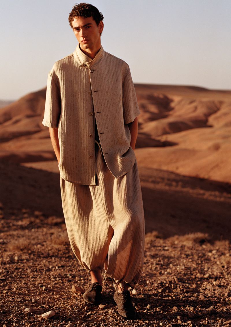 La elegancia Armani migra al desierto para ss26