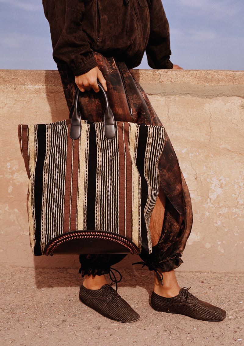 La elegancia Armani migra al desierto para ss26