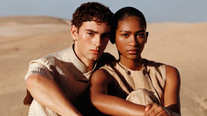 La elegancia Armani migra al desierto para ss26