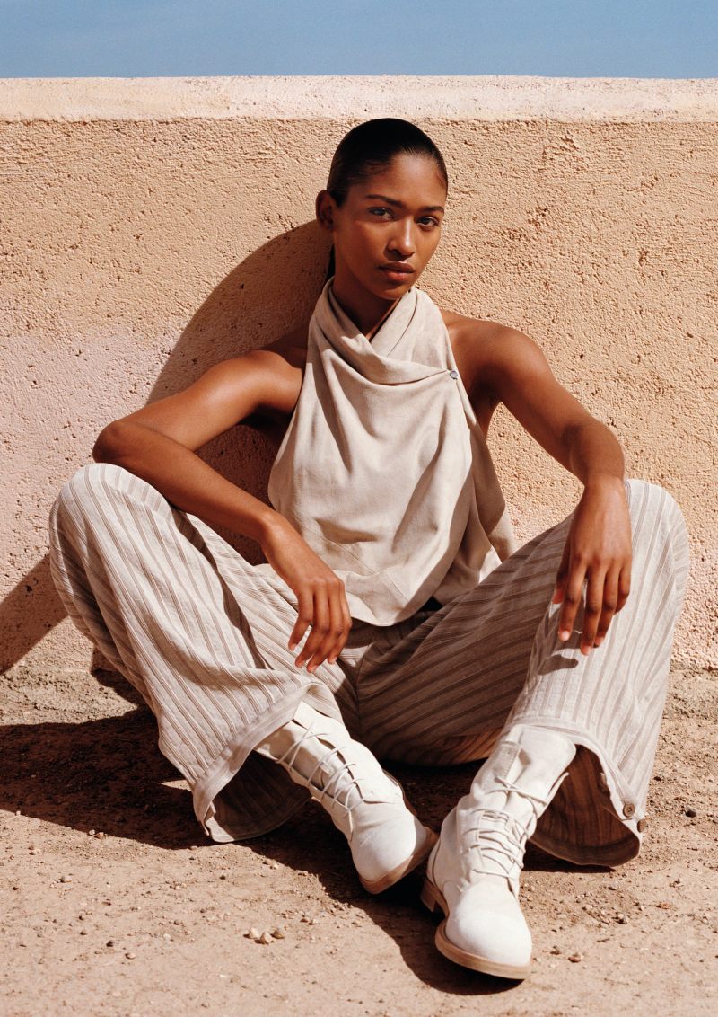 La elegancia Armani migra al desierto para ss26