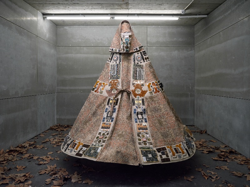 Evade House revela tensión y fragilidad en moda imperfecta