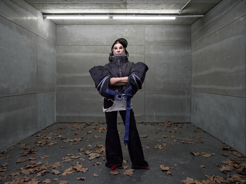 Evade House revela tensión y fragilidad en moda imperfecta