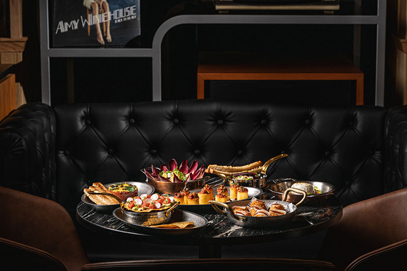 Fenómeno, templo bar hi-fi con coctelería de laboratorio