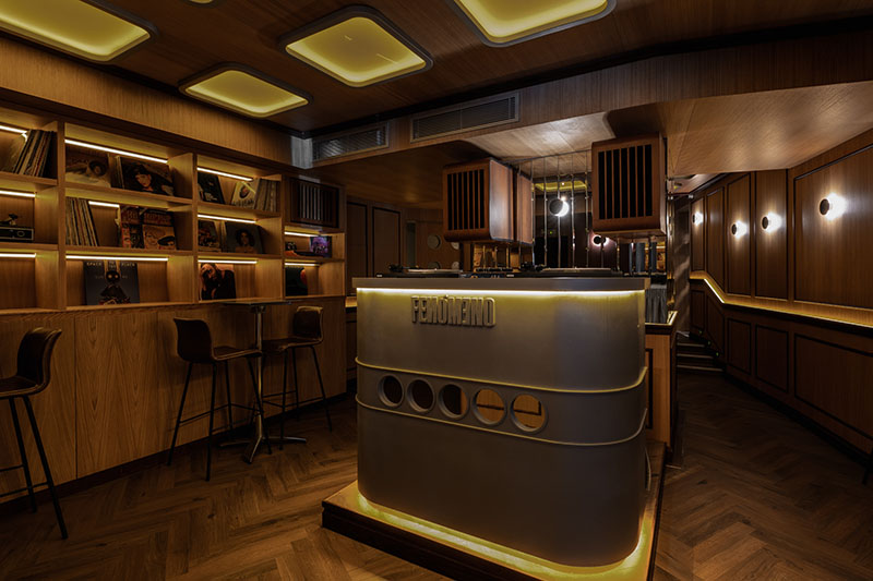 Fenómeno, templo bar hi-fi con coctelería de laboratorio