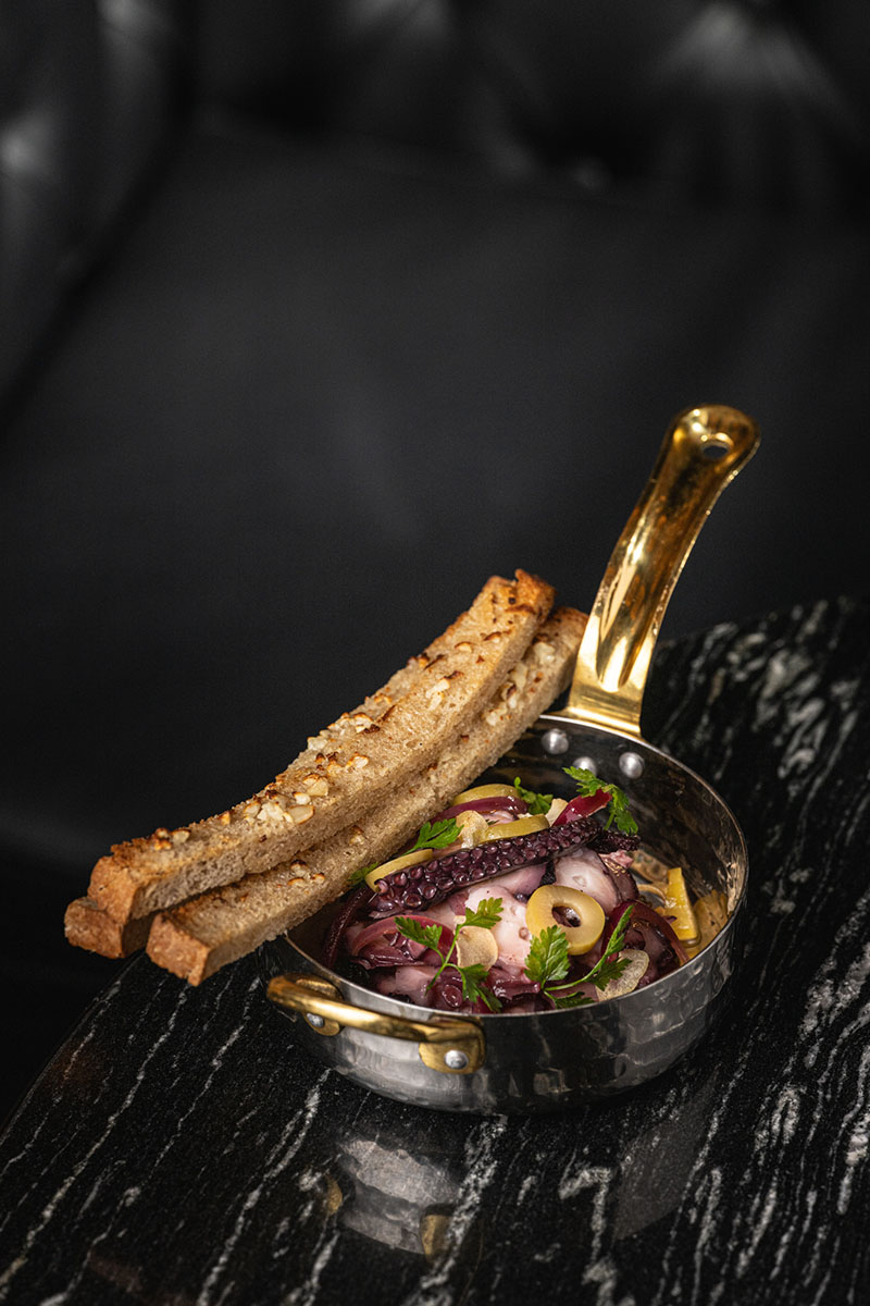 Fenómeno, templo bar hi-fi con coctelería de laboratorio