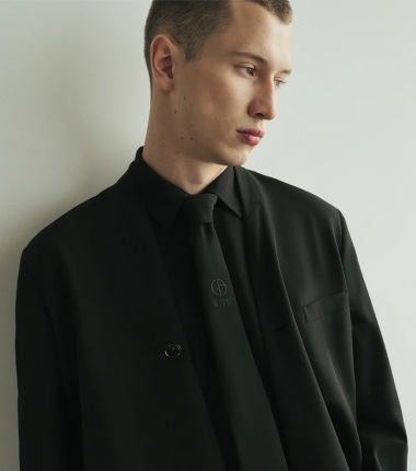 Ronnie Feig vuelve a los archivos de Armani para ss26