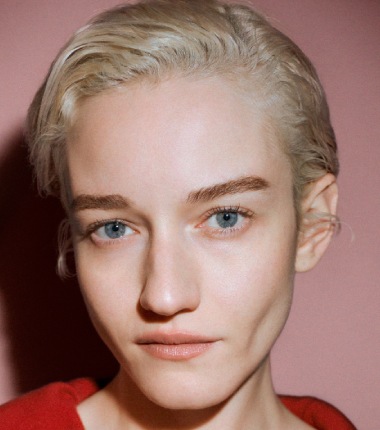 Julia Garner es la nueva embajadora global de Loewe