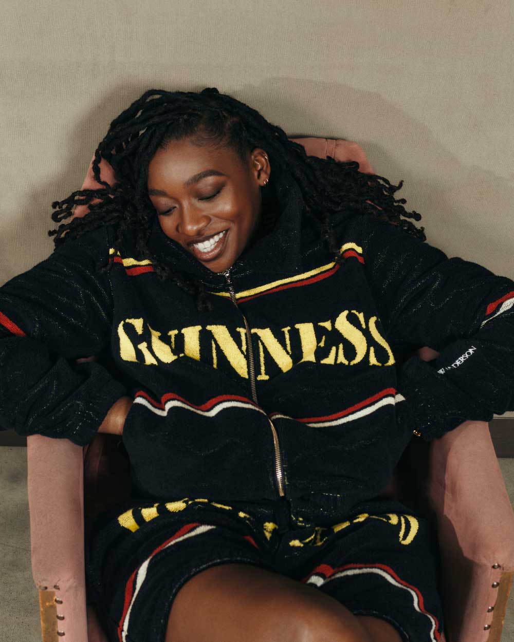 JW Anderson y Guinness: El brindis más fashion de Irlanda