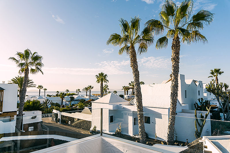 Arquitectura blanca que dialoga con el paisaje volcánico