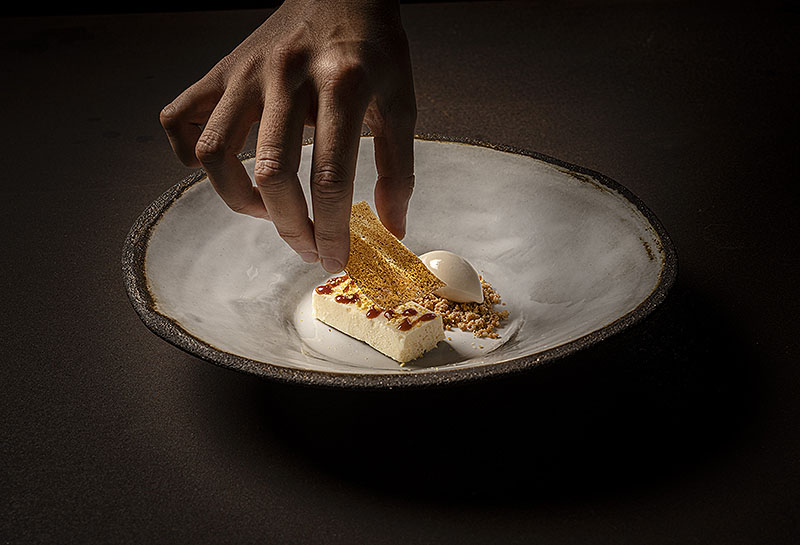 Arquitectura blanca que dialoga con el paisaje volcánico