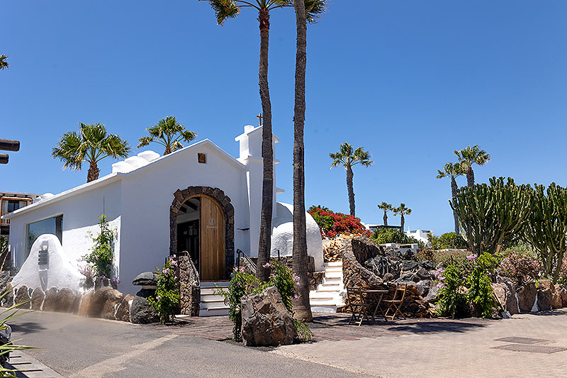 Arquitectura blanca que dialoga con el paisaje volcánico