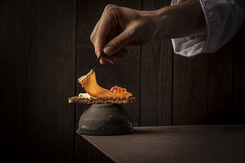 Arquitectura blanca que dialoga con el paisaje volcánico