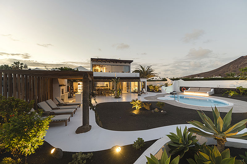 Arquitectura blanca que dialoga con el paisaje volcánico