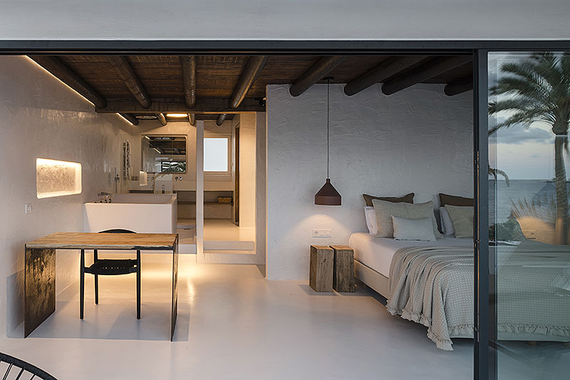 Arquitectura blanca que dialoga con el paisaje volcánico