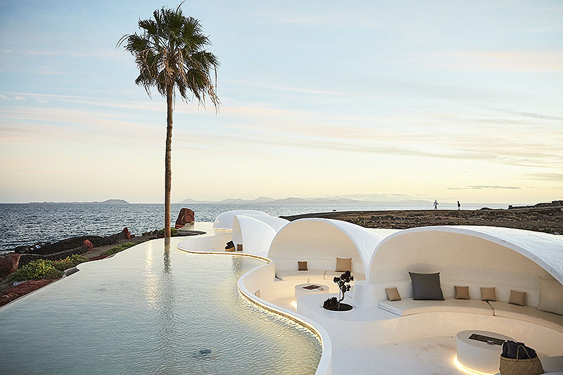 Arquitectura blanca que dialoga con el paisaje volcánico