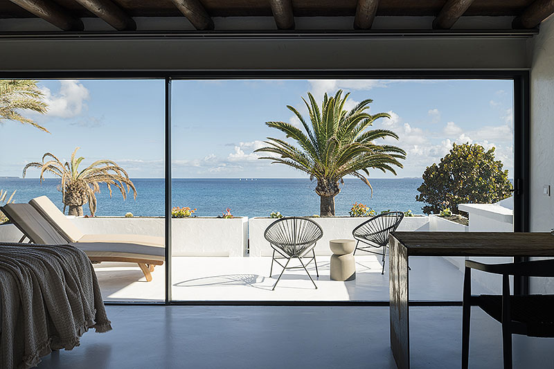 Arquitectura blanca que dialoga con el paisaje volcánico