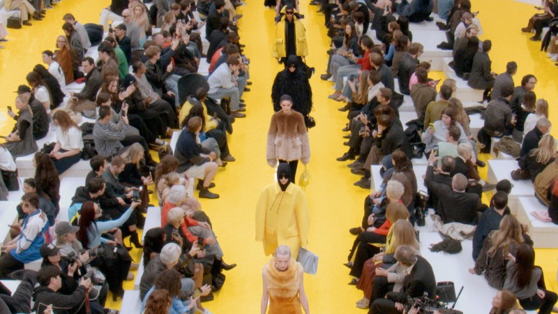 Loewe profundiza en su lo experimental y alegre para fw26