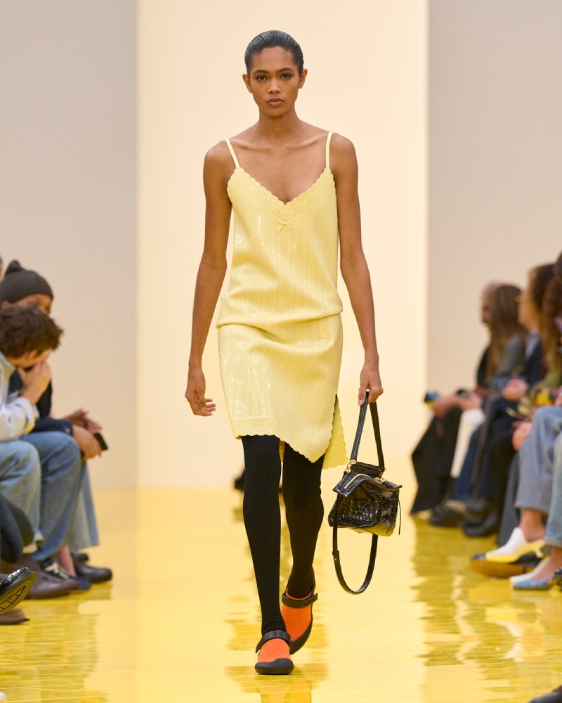 Loewe profundiza en su lo experimental y alegre para fw26