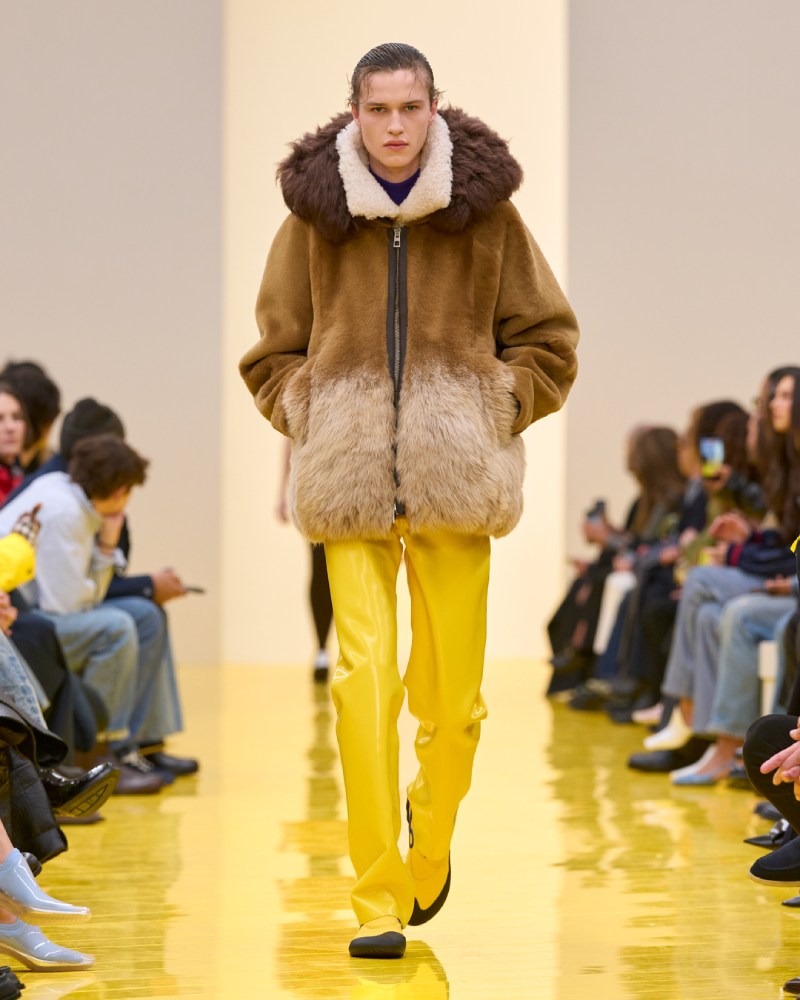 Loewe profundiza en su lo experimental y alegre para fw26
